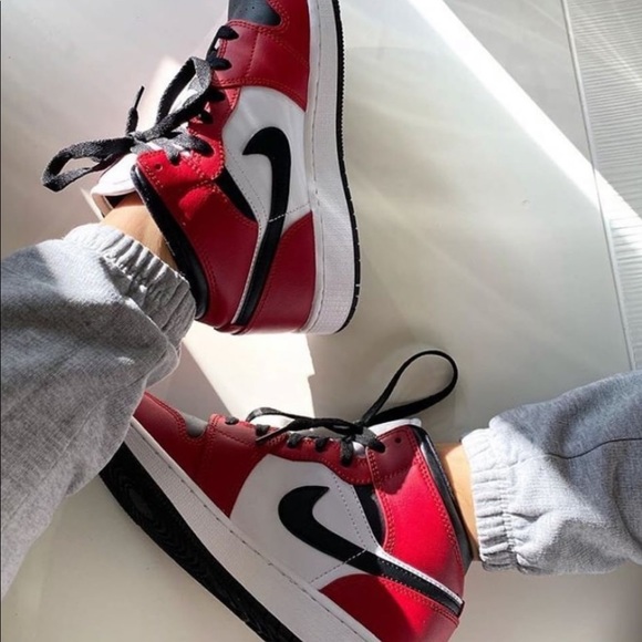Jordan 1 mid Chicago toe - Picture 1 of 3